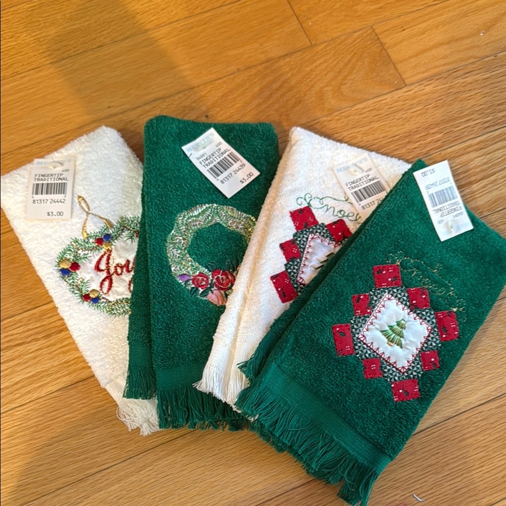 Festive Christmas Green & White Holiday Hand Towels. Set of Four. NWT Vintage